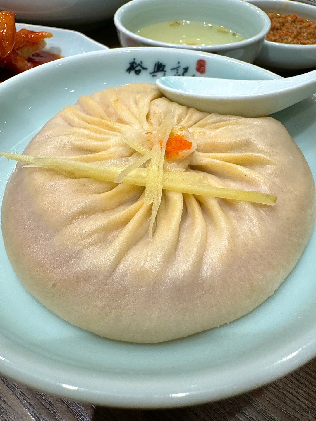 上海坠🐮波一的汤包！！吃了又吃…….