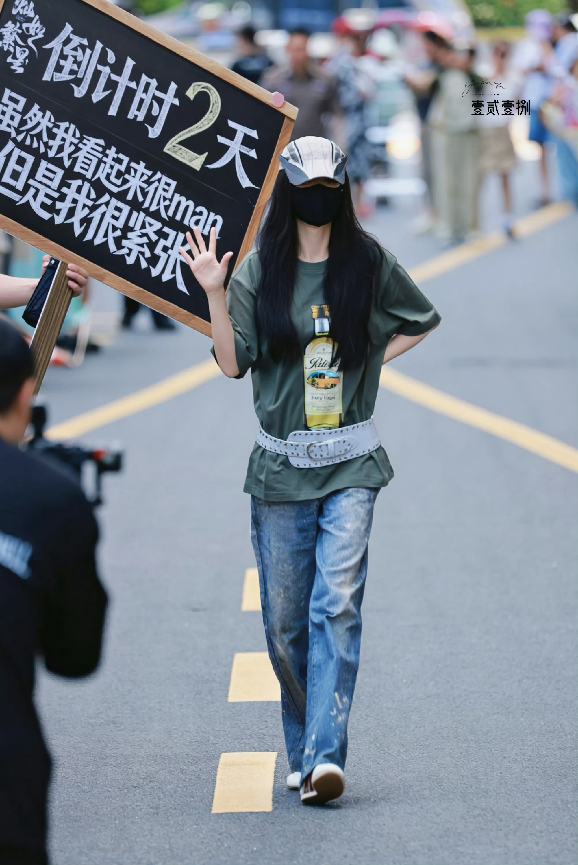 虞书欣和保镖策划的剧宣互动虞书欣剧宣带上了保镖谁能拒绝这么可爱的剧宣，外表酷酷的