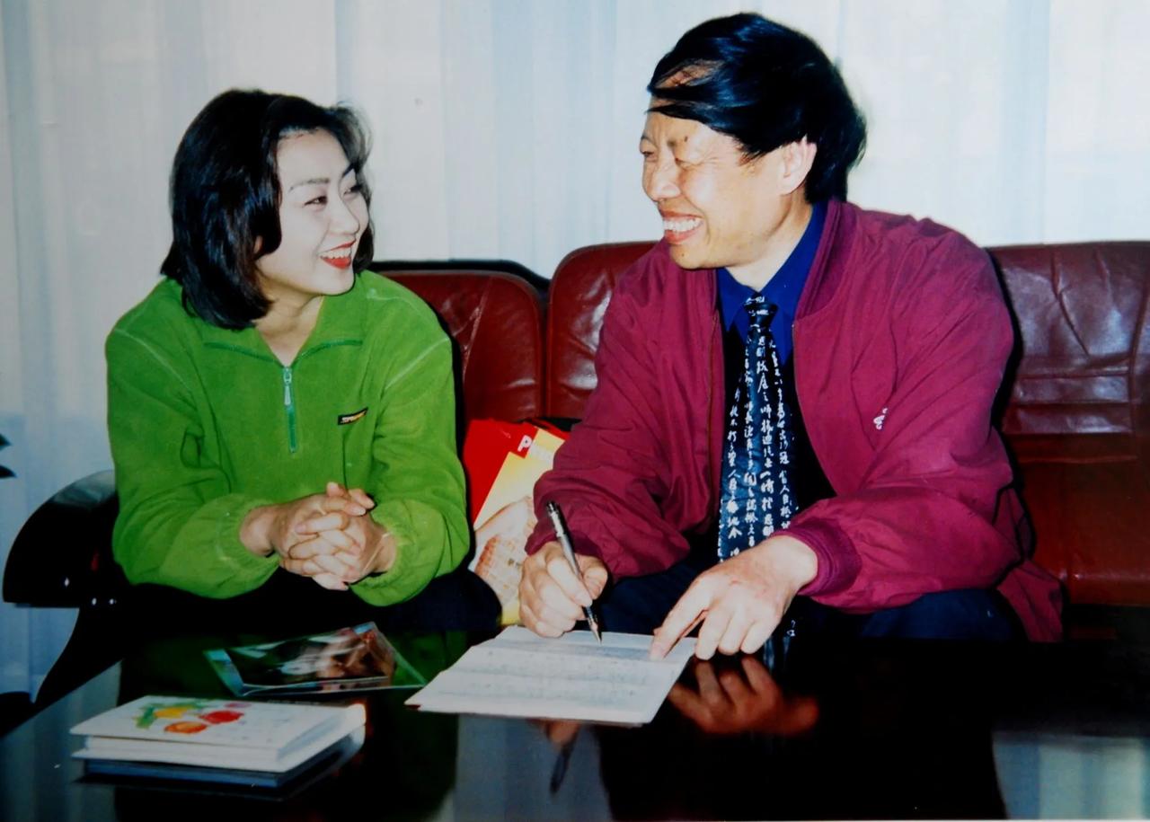 京剧名家李胜素印象
2001年，我去京城采访李胜素，李胜素如约而至，她穿一件翠绿