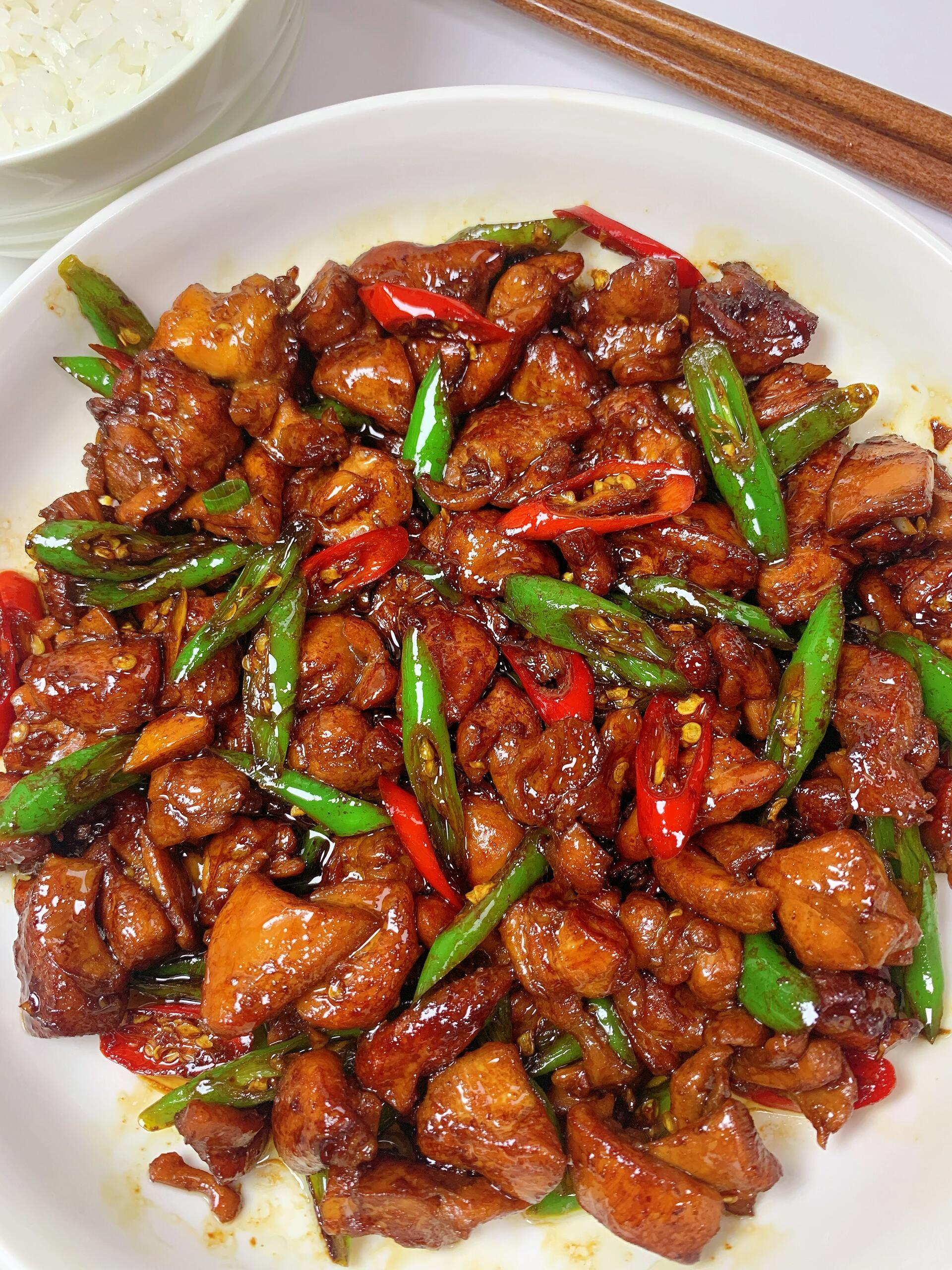 赶快做起来，好吃又下饭的香辣鸡块。巨好吃的小炒鸡腿肉了 肉质鲜嫩，香辣...