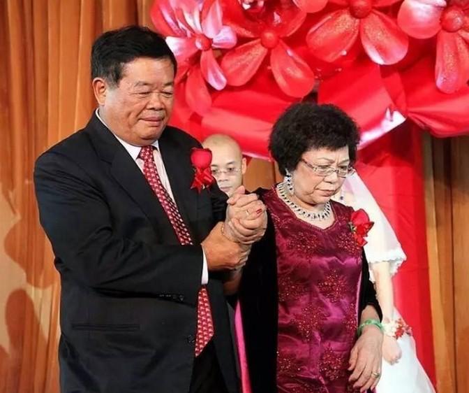 曹德旺曾做出一个令人震撼的决定，他把自己辛苦积攒的160亿财富，毫不犹豫地转到了