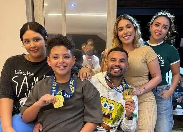 哥伦比亚国脚卡多纳33岁，女儿22岁，11岁就当爹了，当时他的女友只有14岁。对