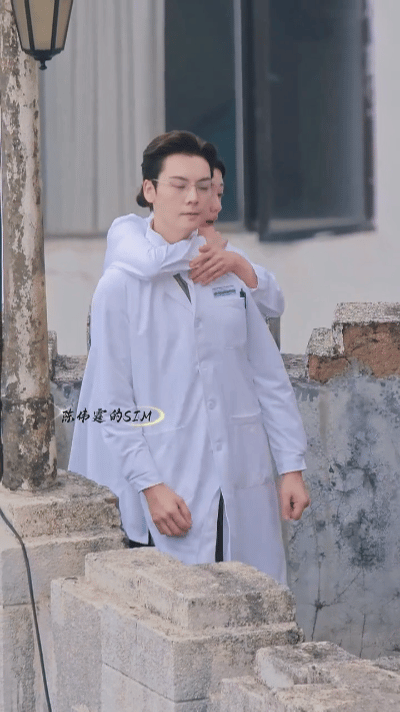 这演技感觉陈伟霆有点带不动，陈伟霆拍剧什么时候喜欢鼻孔冲人了 