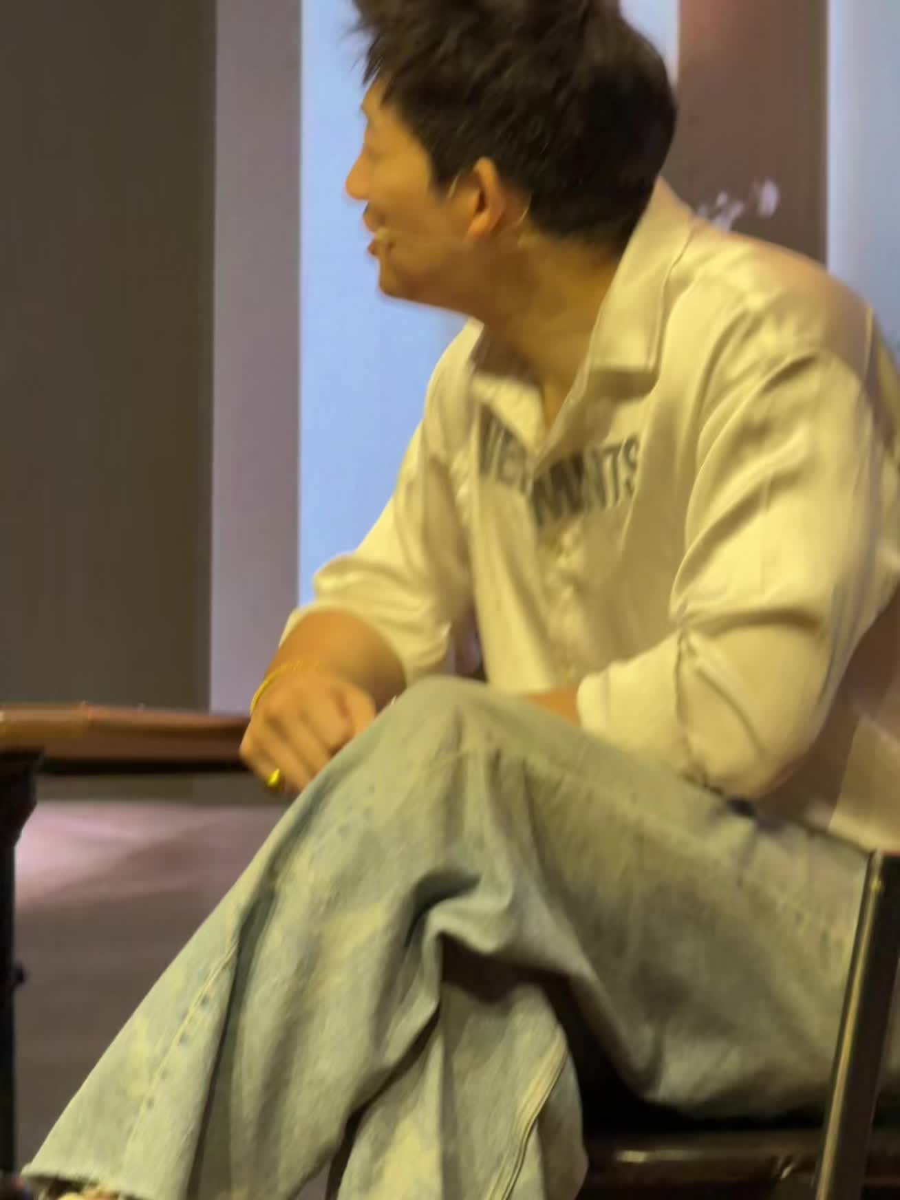 此刻躺在床上，外面在下雨，太完美。