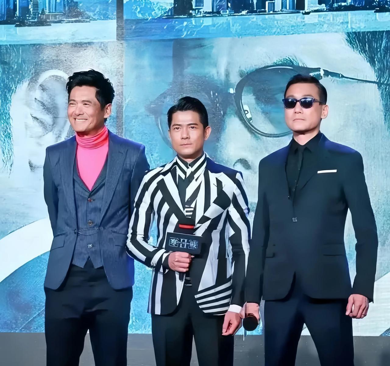 三个人同台合影。
一个笑容满面，一个冷酷帅气，一个霸气侧漏。