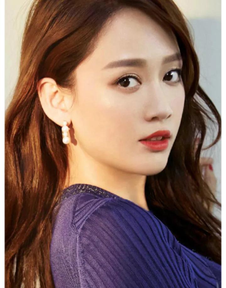陈乔恩直面催生，勇敢守护孕期隐私

在星光熠熠的婚礼现场，陈乔恩与老公的甜蜜亮相