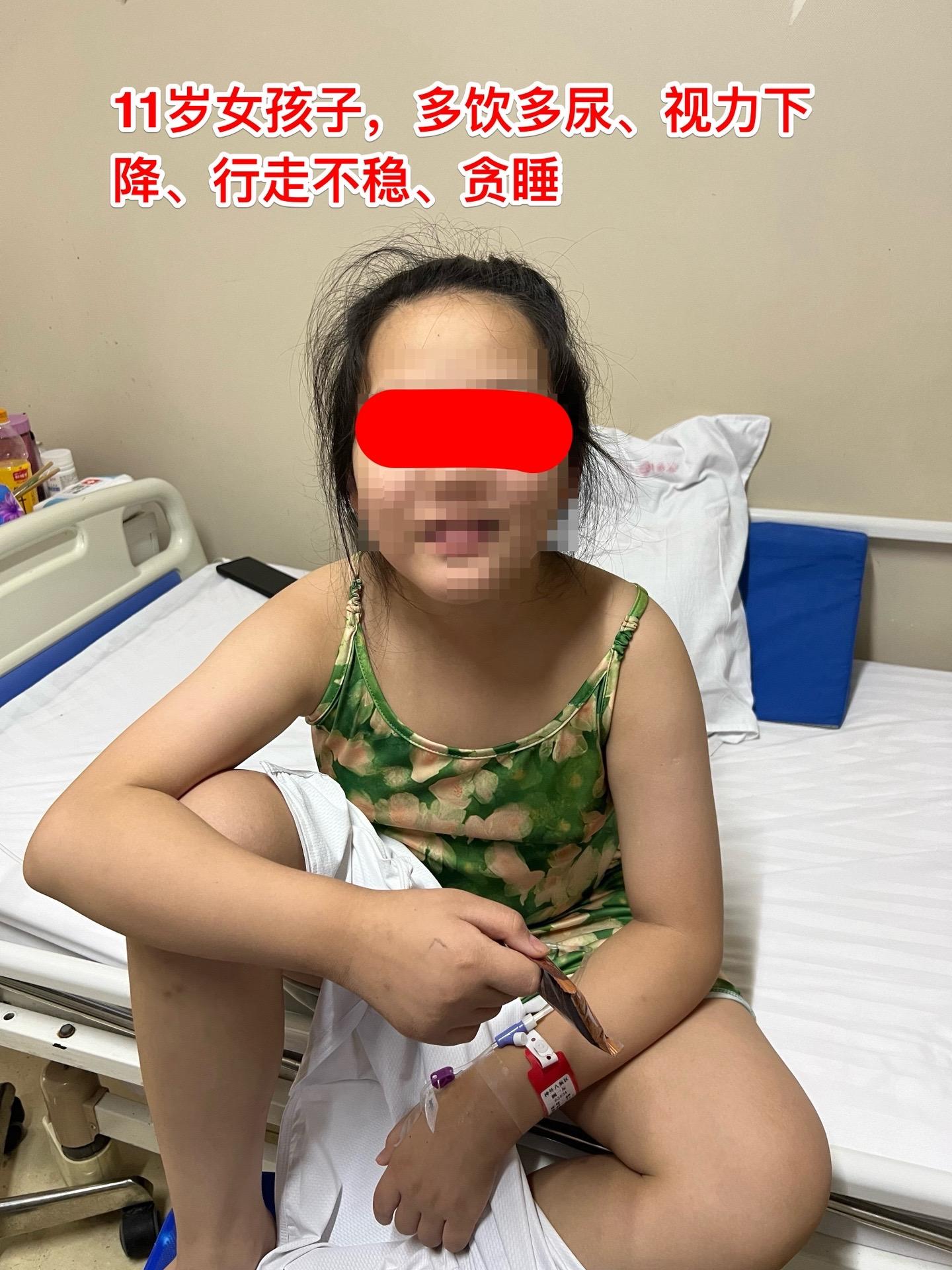 警惕小儿脑肿瘤。小孩子如果长了鞍区肿瘤，一般都会出现症状，一旦有了症状...