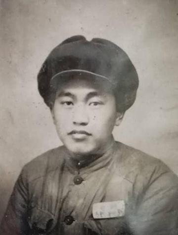 1953年，美国顶尖的狙击手开了一枪，一名志愿军东倒西歪，掉进了壕沟里，二十多分