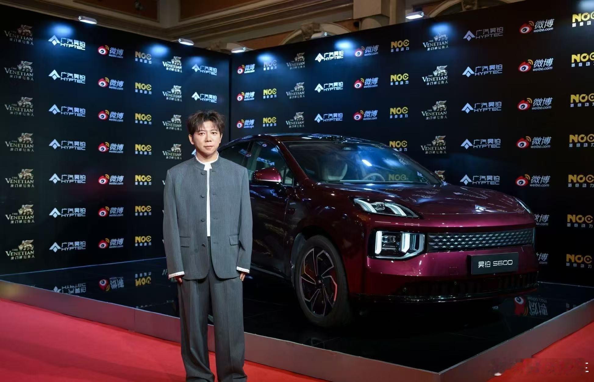 微博之夜昊铂S600红毯首秀运动优雅气息惹明星同框打卡群星熠熠，共绎新豪华风范微