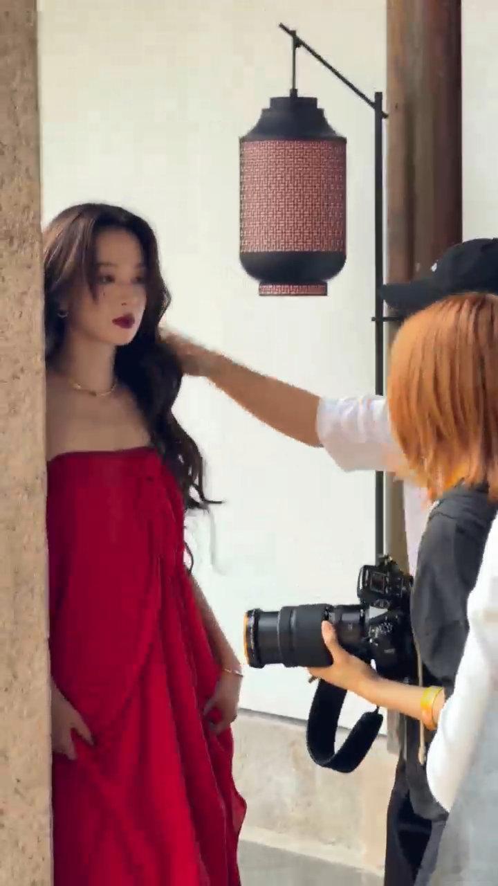 李梦红裙才是舒适区 李梦红裙的适配感李梦和红裙的适配感藏不住！一身红裙登场，自带
