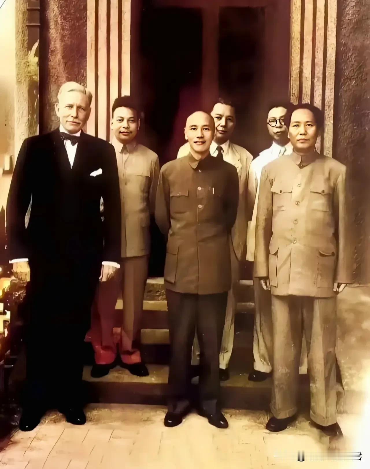 一张摄于1945年毛主席和蒋介石合影的老照片和当年发表在报刊轰动一时的《沁园春.