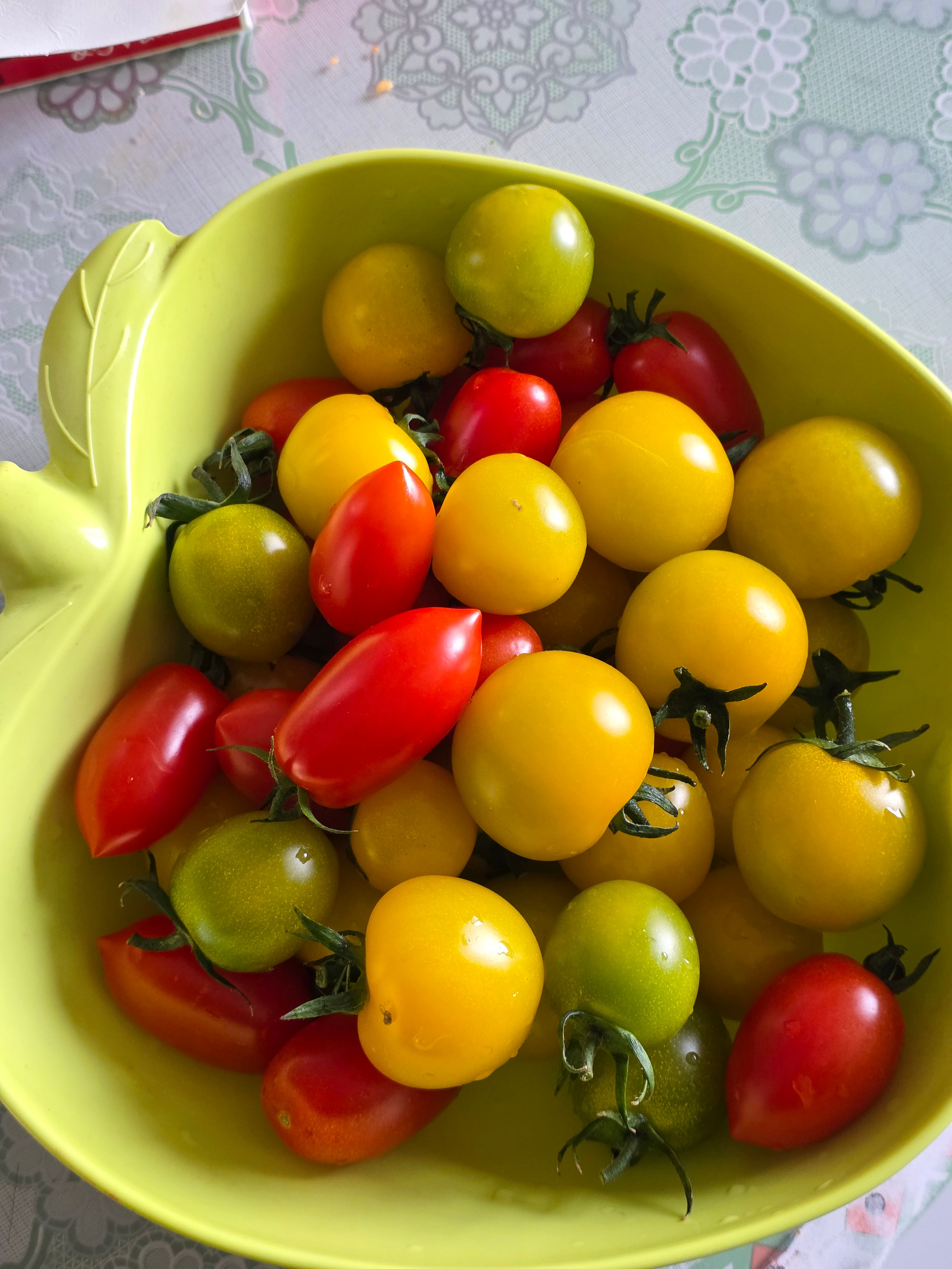 切记，吃完肉食之后，千万不要去吃这种小西红柿，把我恶心差点吐了。这种小西红柿遇到