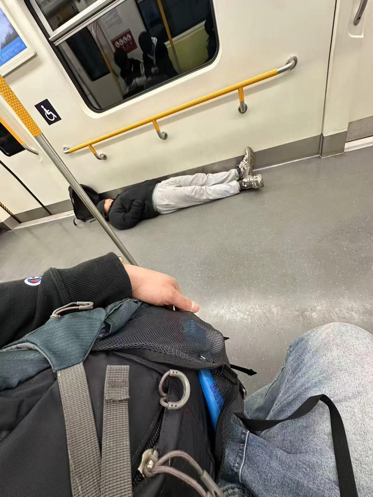 这叫公司的职业楷模[赞][赞]记得之前好像不让躺，怕出事，大家地铁上遇到过啥奇葩