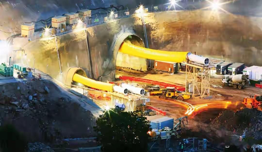 藏了许久的Zojila隧道终于炸穿了。
这条13.15千米的公路隧道，
藏在印度