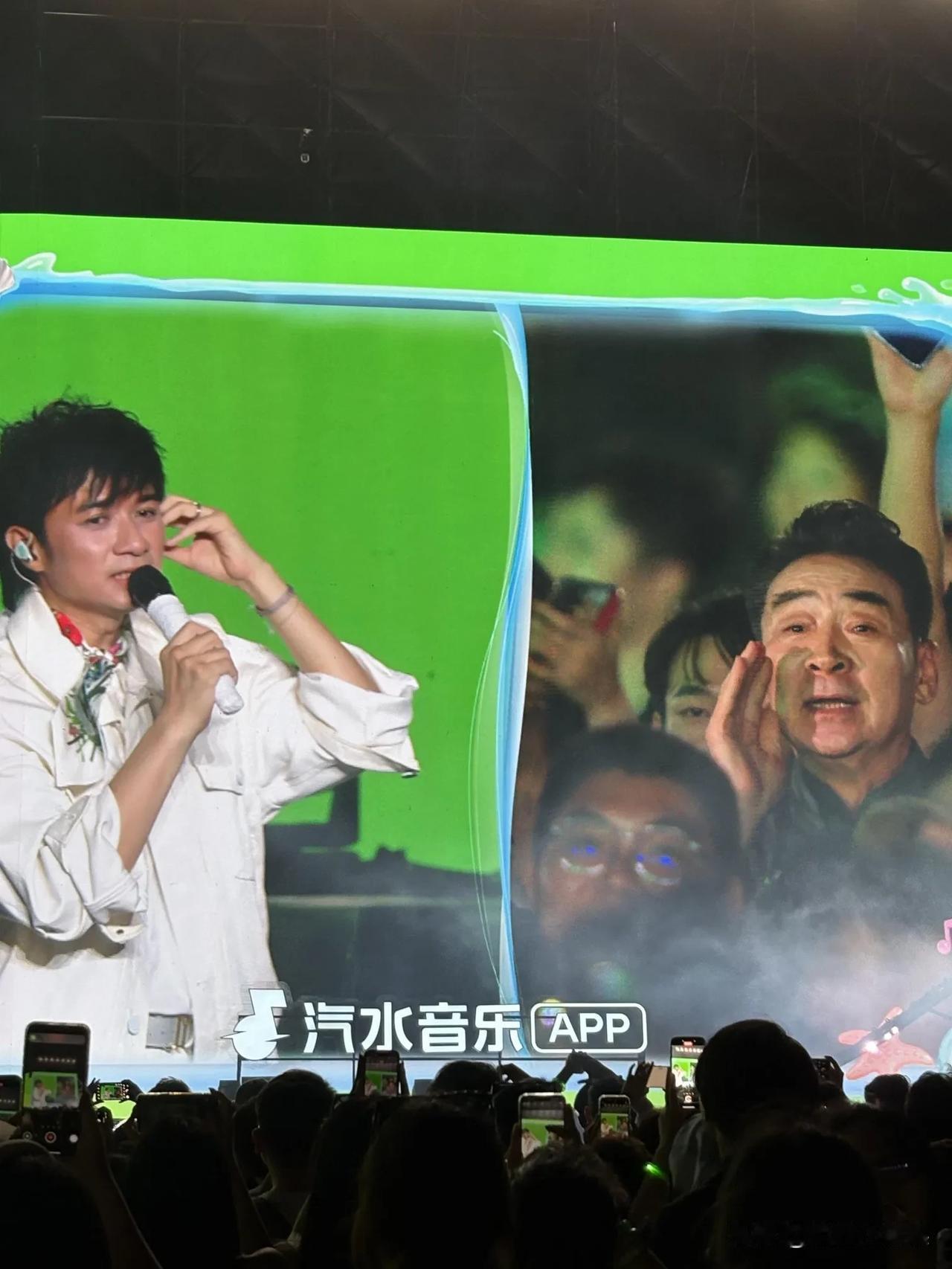何书桓和依萍她爸合影[笑哭]女婿和老丈人在夜场重逢了

两个人还一起比心，这样可