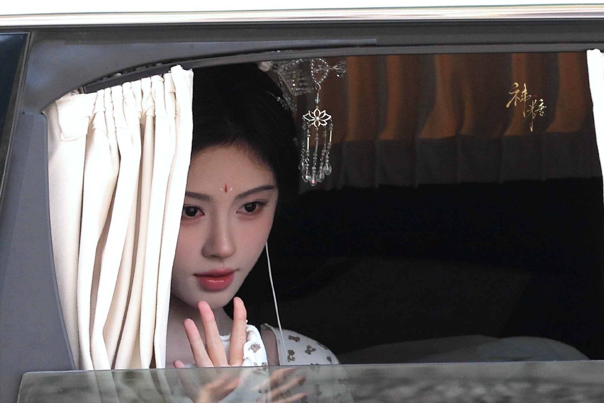 鞠婧祎韩小美 jjy鞠婧祎金钱堡垒 “荒芜的平原开满玫瑰，你来时花已绽放无关四季