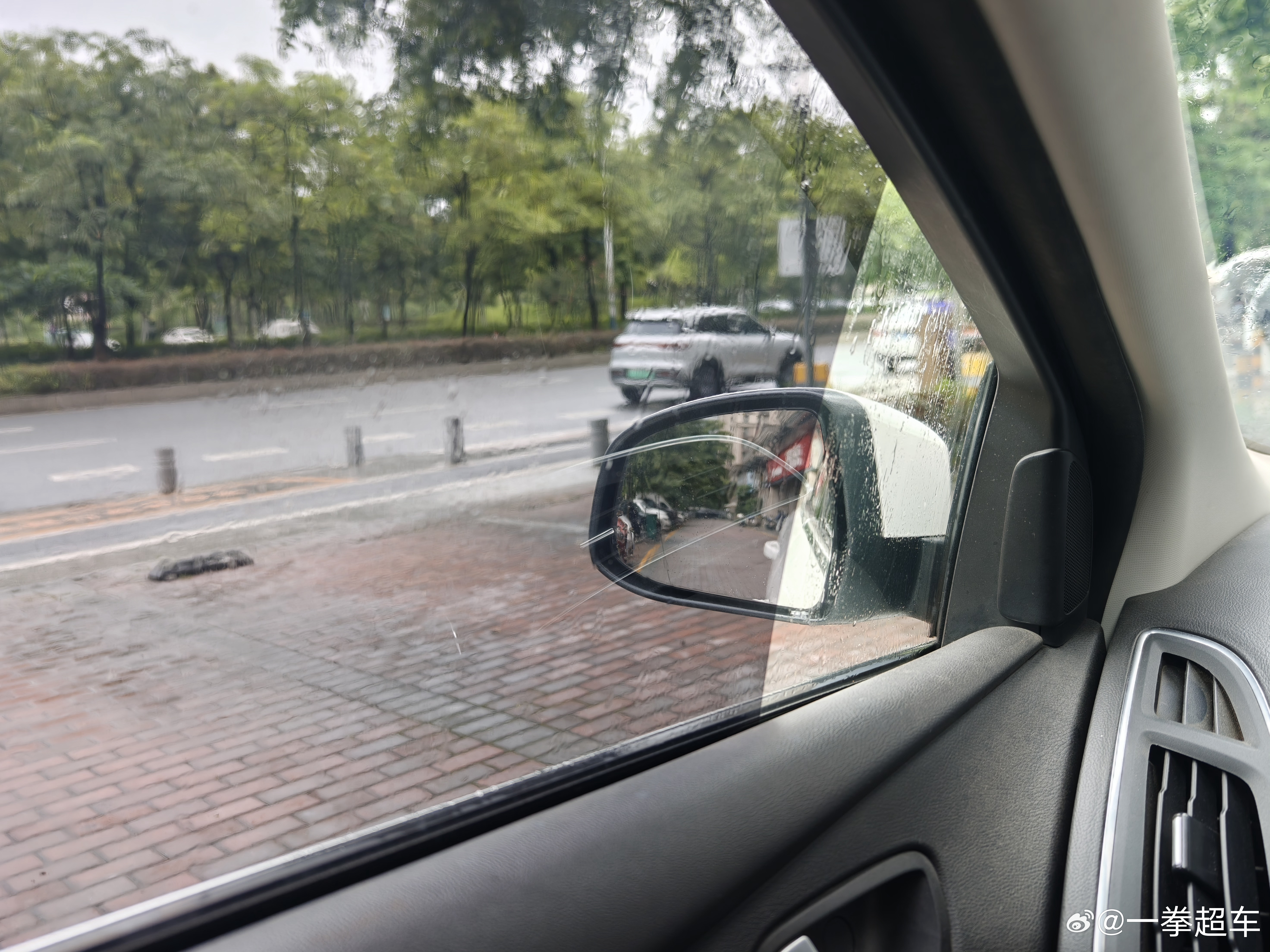京爷的车好像都喜欢贴个黑黑的膜然后切一个口，雨天和晚上像瞎了一样，也不知道怎么受