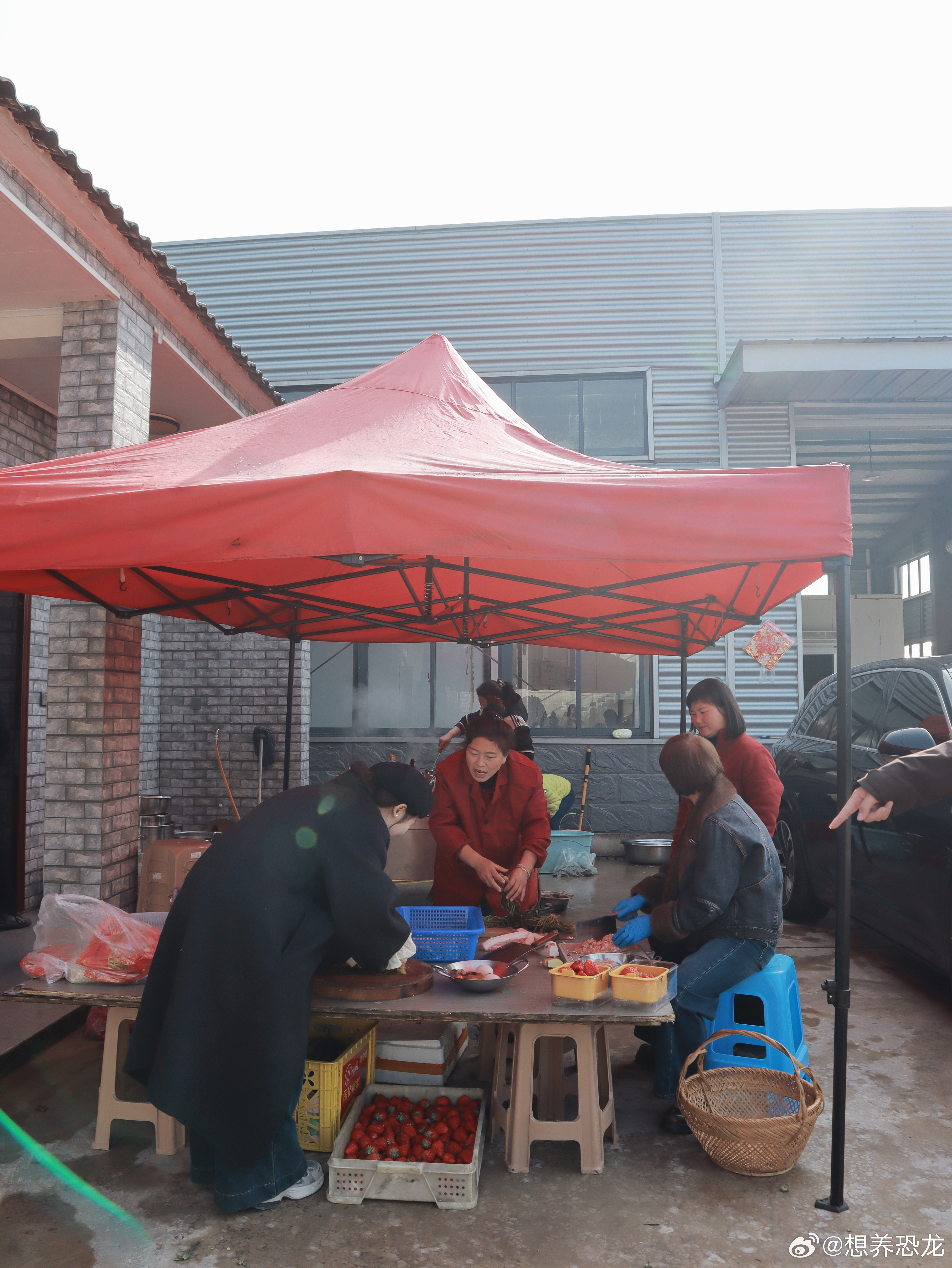 嫁到特别团结暖心的大家庭来了越来越不想去街上住   新家灰都多厚了 