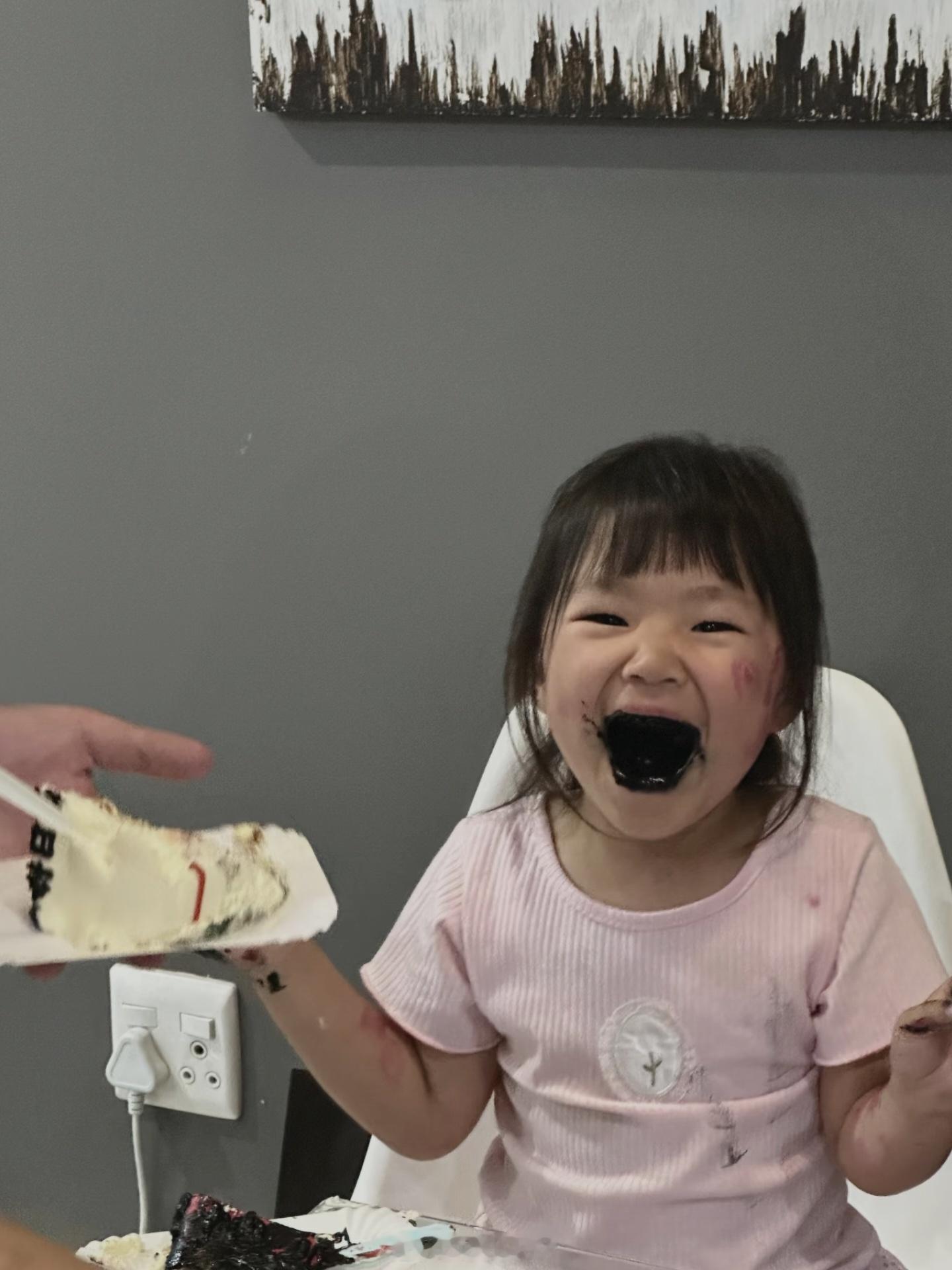 不建议大家买深色蛋糕听哥一句劝，别买深色蛋糕，不然吃完张嘴就像刚喝了二两机油，嘴