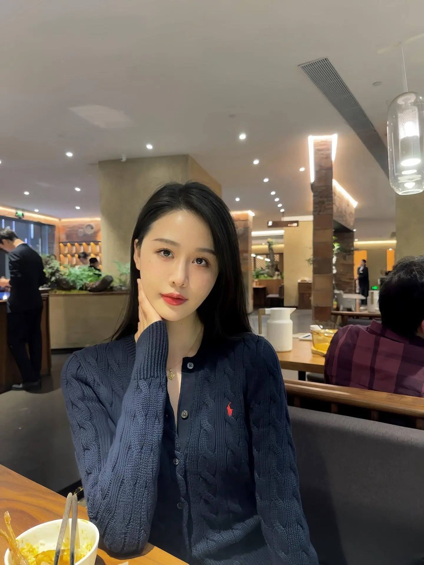 女孩子不需要浓妆艳抹，干干净净简简单单就很吸引人了