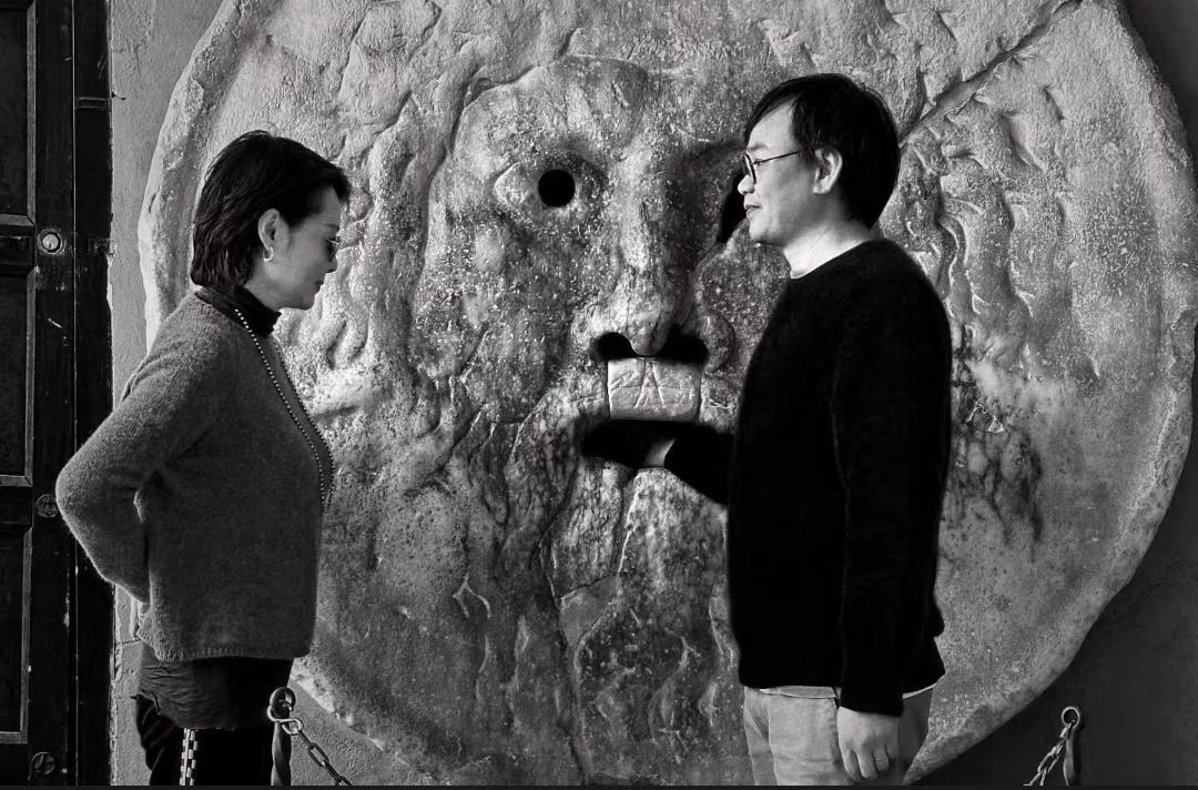 这几天，演员袁立和老公梁太平去意大利游玩去了，参观艺术，享受二人世界的宁静生活去