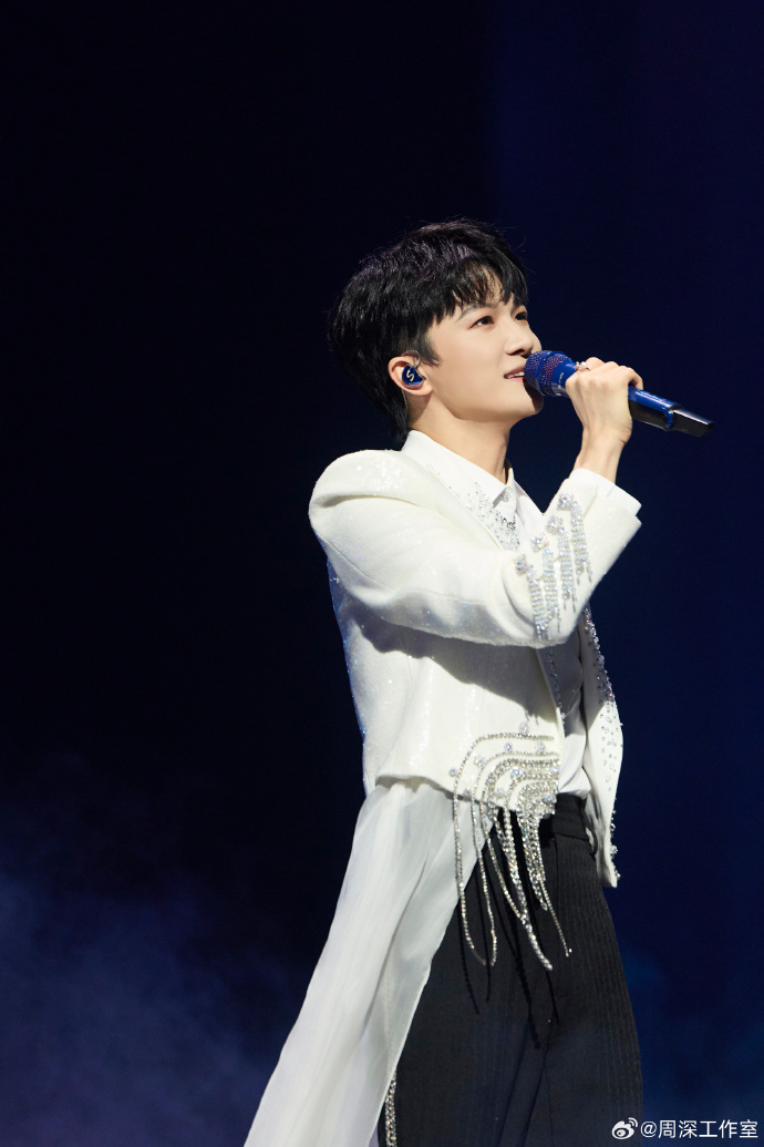 周深物料这么活人感的吗 周深物料治好了我的电子抑郁！看他蹲在路边和摊主砍价，发现