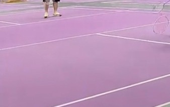 【玉林某羽毛球馆有小孩到处窜安全隐患大】近日，网友爆料称：玉林的某羽毛球馆打球，