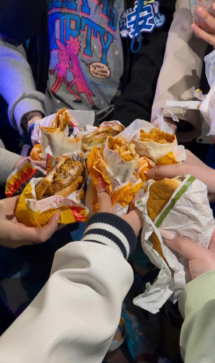 颜安 我的卡你们随便刷颜安和粉丝之间就是双向奔赴没错了，而且也是很霸总，对于这样