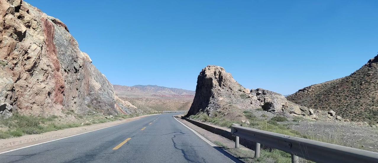 广袤的西北地区，
景色很冷峻、壮美，
虽然经济发展水平和东部地区相比还有很大发展