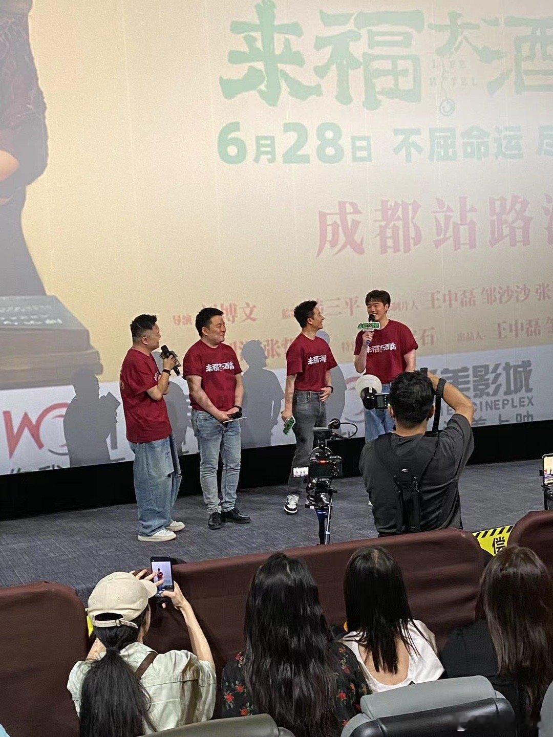 #黄轩成都路演被问什么是omega##黄轩成都路演被贴脸开大# 黄轩在成都路演的
