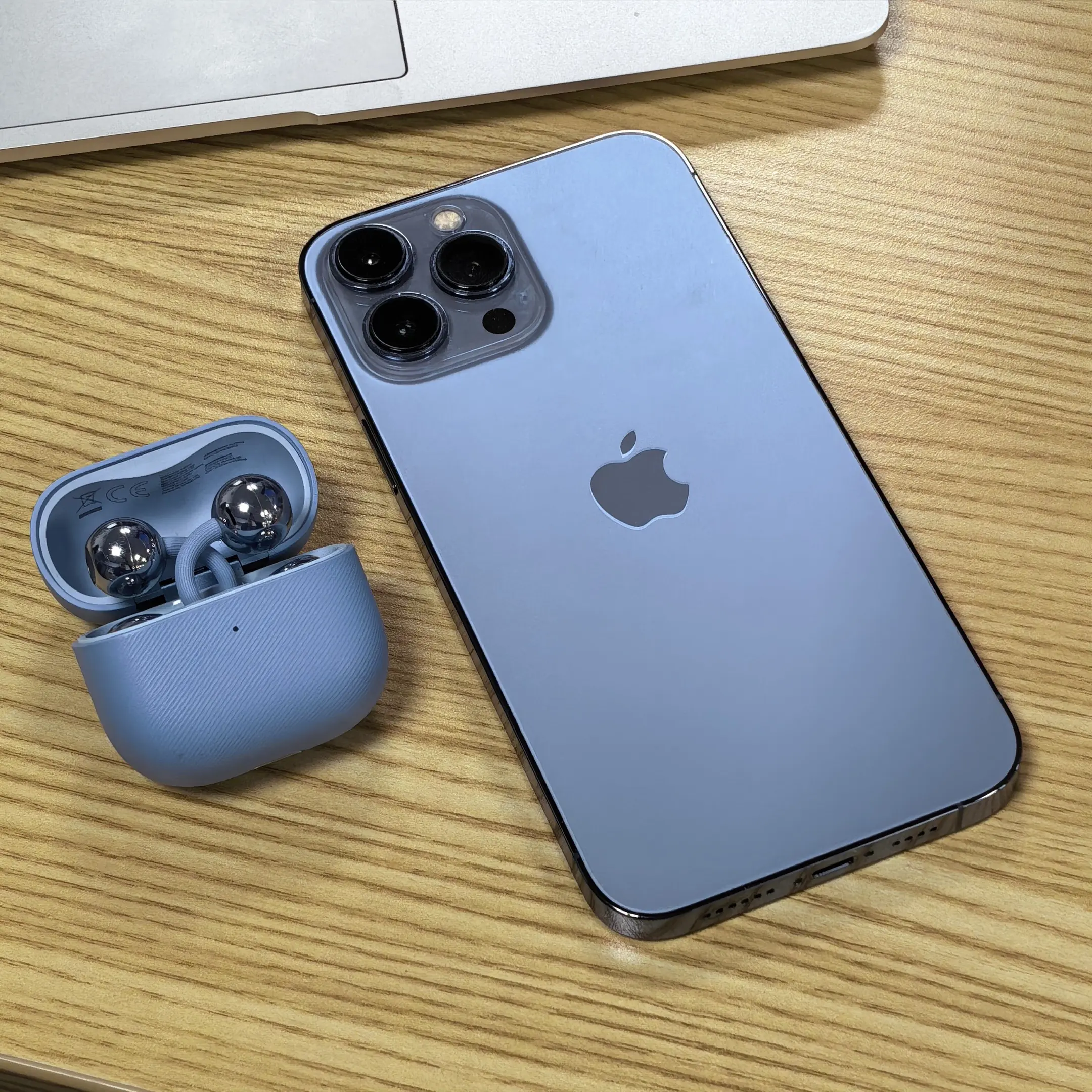 我宣布这是跟远峰蓝最搭的产品。iPhone+FreeClip 2绝配😎