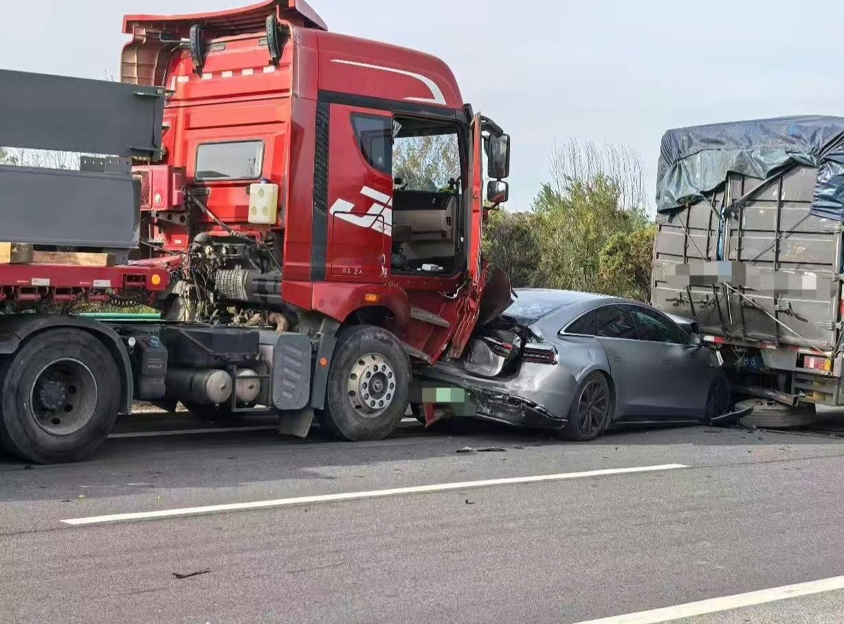 昨天刷到一个智界S7的车祸视频，被后面满载十多吨大货车夹击还能保证乘员安全确实难