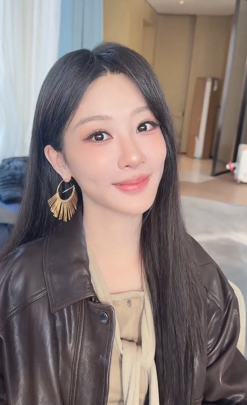 杨紫发布会皮衣黑长直造型 生命树定档发布会上的杨紫 杨紫发布会皮衣黑长直造型，生