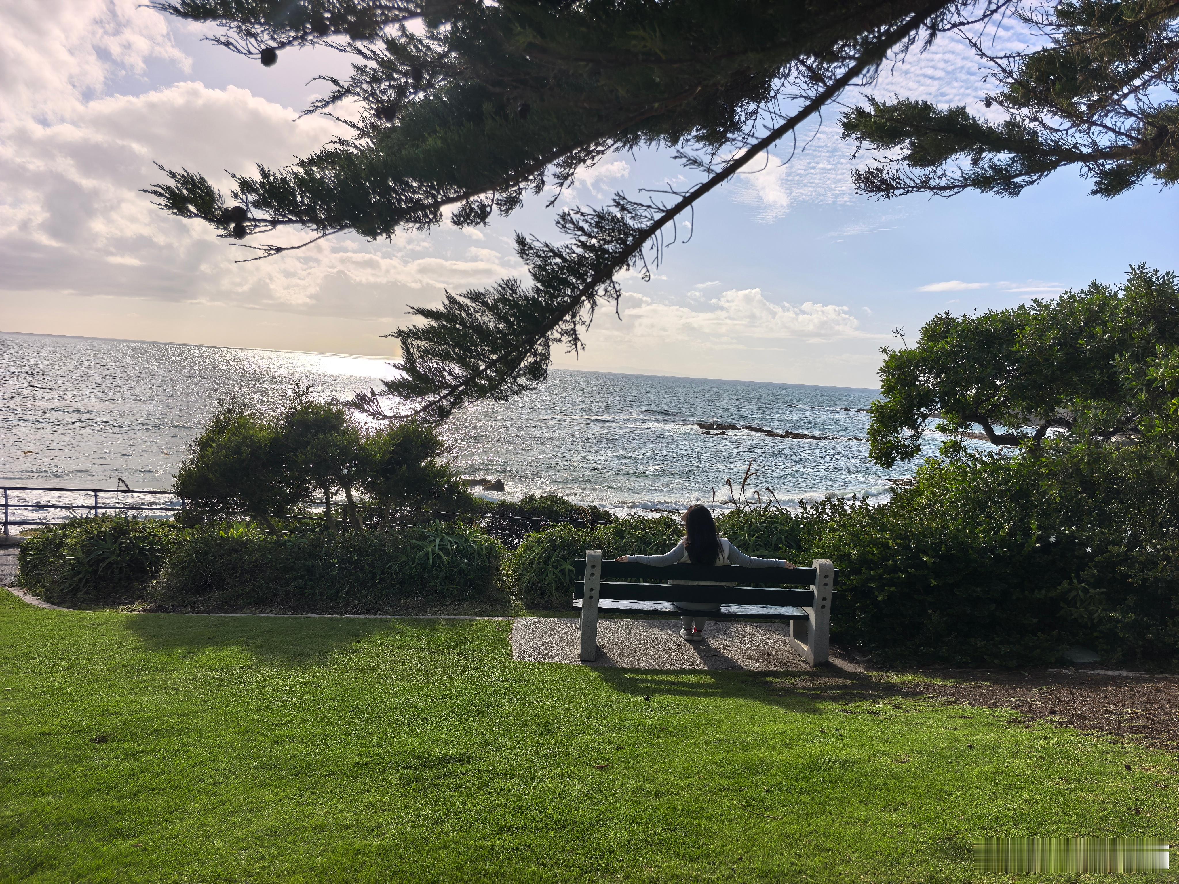 夏天的一个标志就是——航班开启莫名其妙延误模式。空姐温柔的告诉我“张女士，原本十