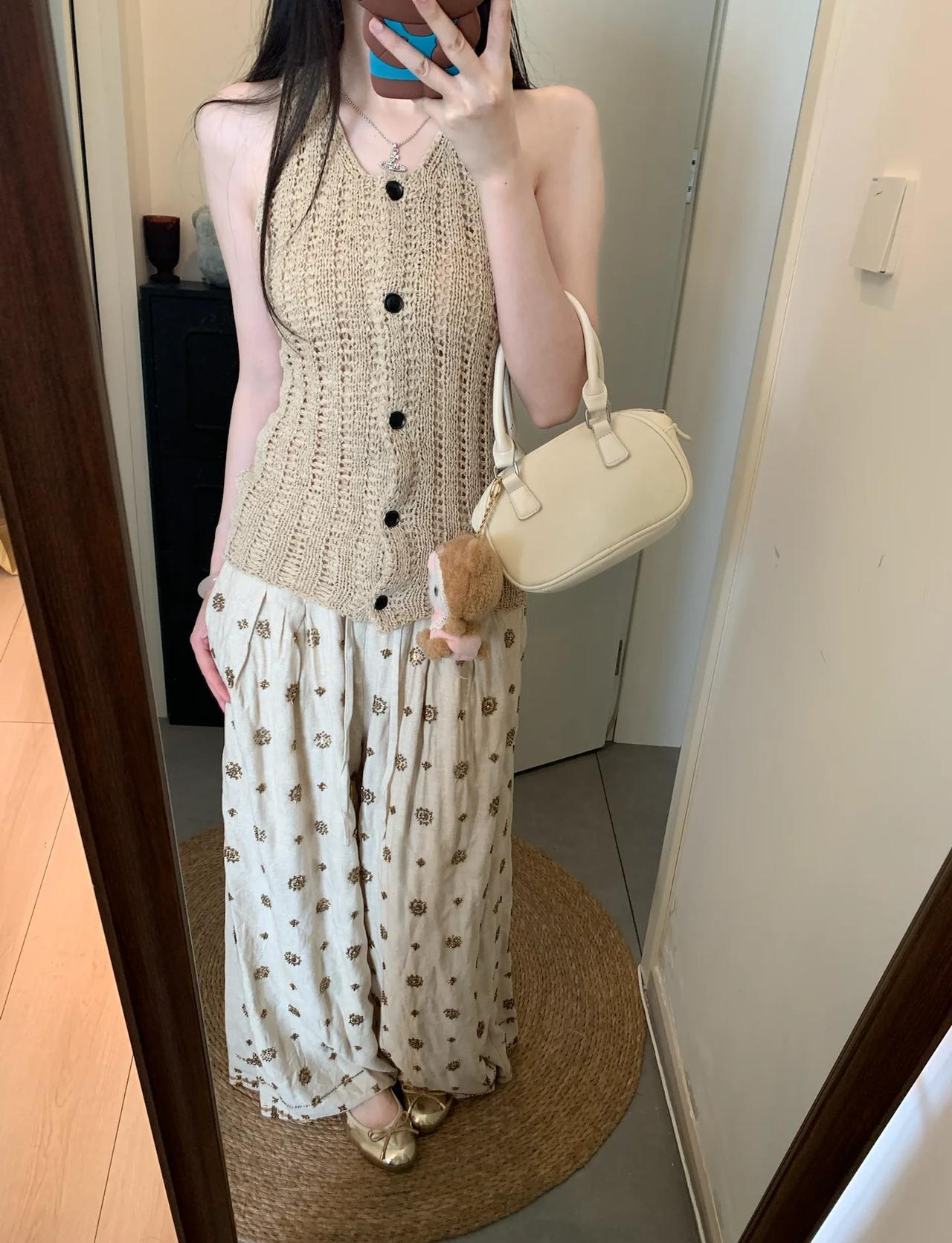 今天是温柔的针织女孩～
Ootd 针织衫穿搭 镂空针织衫