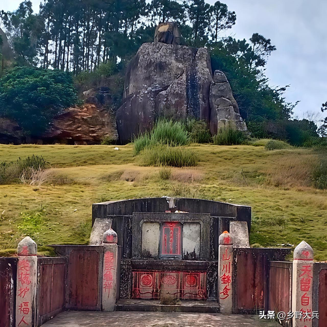 山顶上发现一座古墓，封土堆上还有一块天然大石头，石头边长了一排大树，四周围风景秀