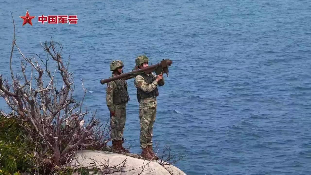 放假前边海防线上，南部战区空军某部始终保持着箭在弦上的战备状态。 ​​​
近防武