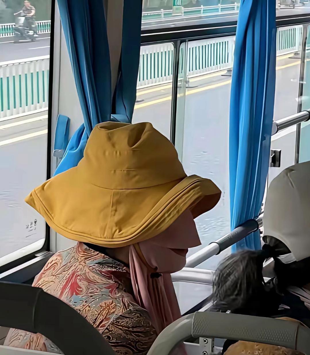 公交车上看到的，把我吓一老跳。
