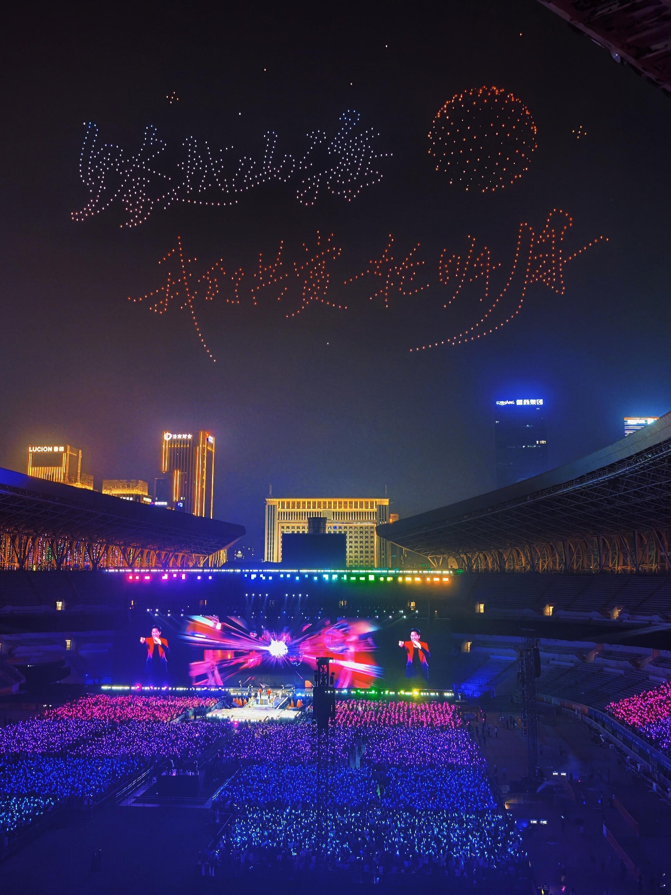 凤凰传奇济南场的后劲真的太大了，散场路上全是哼着《相亲相爱》和《好汉歌》的人。从