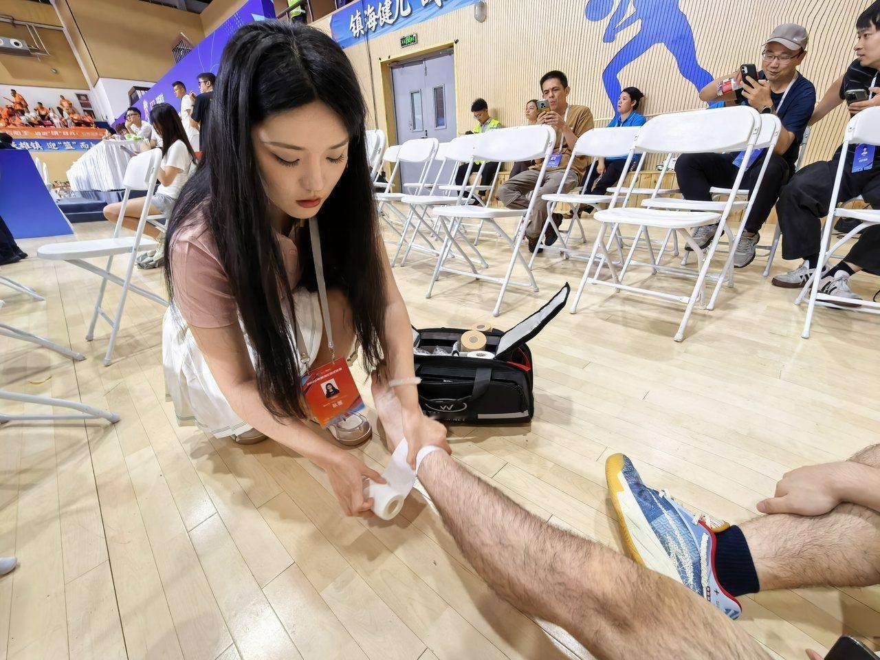 浙江宁波00后队医演过20多部短剧 00后山西女孩闫锦钰拥有双重身份，她既是参演