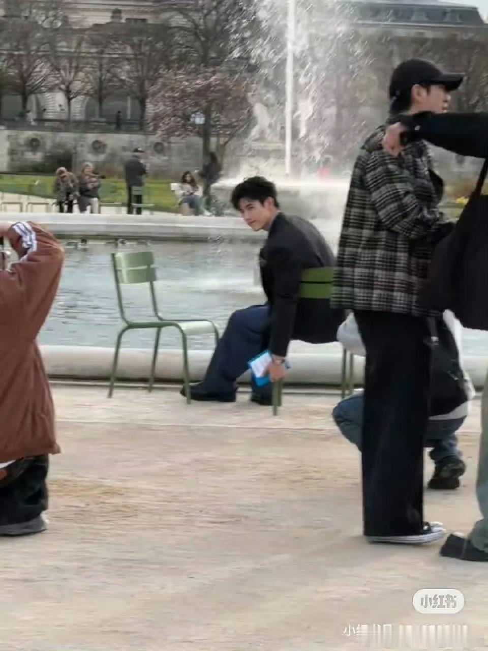 偶遇陈飞宇杜丽花园拍摄巴黎偶遇陈飞宇杜丽花园拍摄偶遇陈飞宇杜丽花园拍摄，期待成图