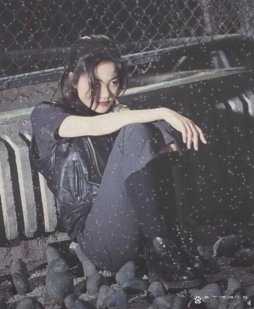 早年的王菲自带独特气质，一举一动都透着浑然天成的慵懒美，太有韵味。 