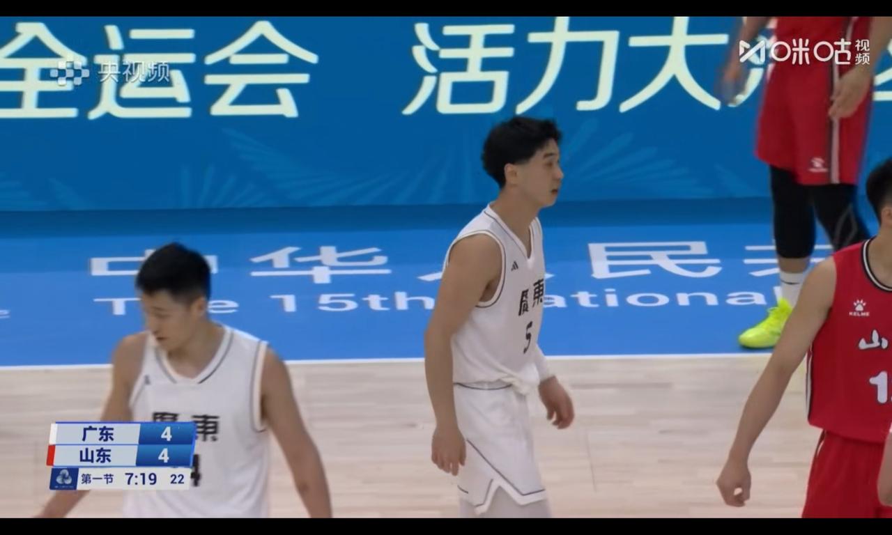 郑永刚让佟佳俊打首发，内线没高度，居然让曲笑宇连续得9分

广东方面让郑永刚负责