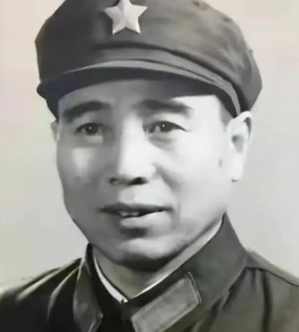 1961年粟裕到东北休息。当时粟裕已经不再是总参谋长了，有人还不准他接触军队，限