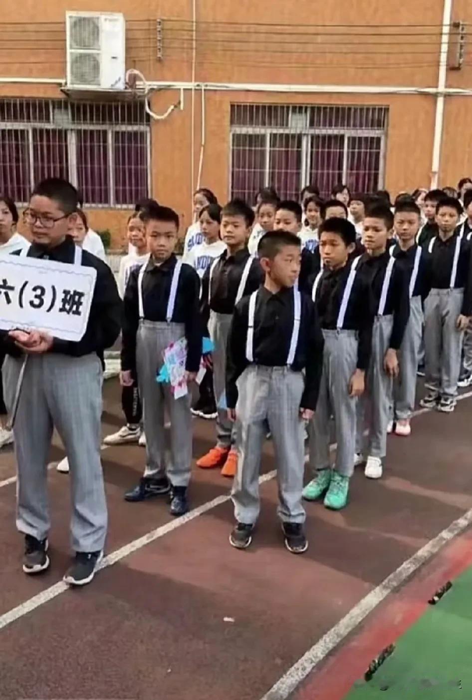 500块一套做的班服，别说还挺帅的！[笑哭]