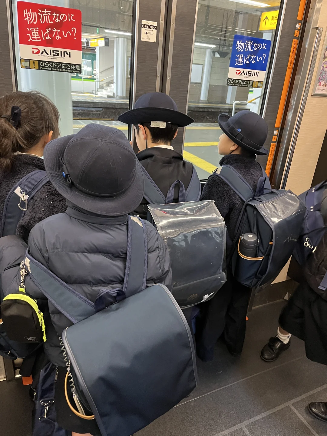 在日本地铁上遇到的小孩子们，太可爱啦