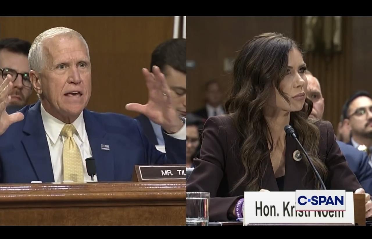 美国共和党参议员汤姆·蒂利斯怒斥国土安全部部长克里斯蒂·诺姆：

“我们是一个卓