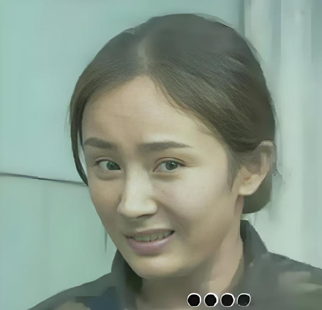 我午饭后刚到办公室，年轻的同事小玉就和我说悄悄话，说刚才领导正坐那喝茶呢，刚来公