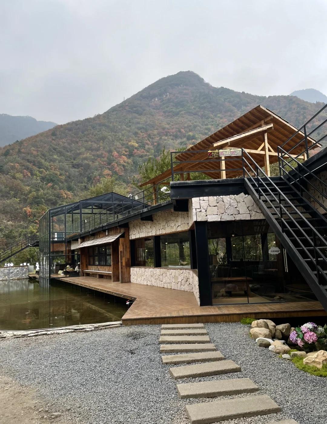 西安初冬露营！进山吸氧放松，围炉煮茶太绝
西安初冬放松天花板！这家城市露营地直接