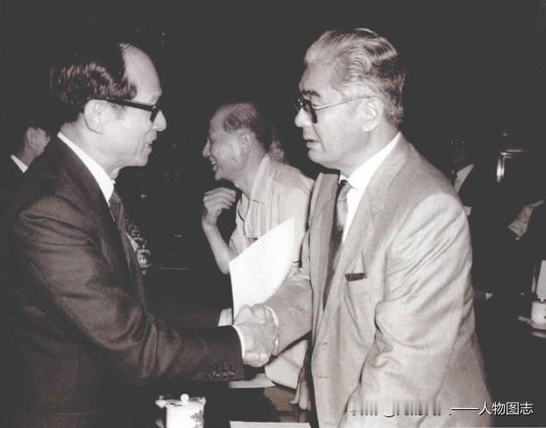 1985年7月1日，荣毅仁(右)和李嘉诚在中国香港特别行政区基本法起草委员会首次